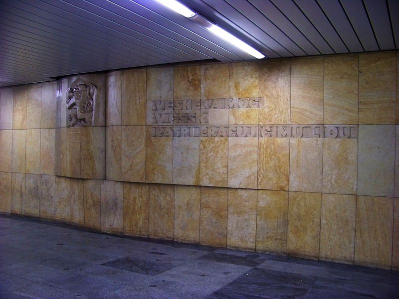 800px-Hradčanská,_reliéf_Veškerá_moc_v_ČSSR_patří_pracujícímu_lidu.jpg
